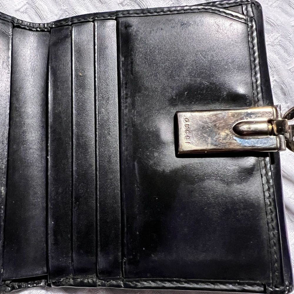 GUCCI Smooth Black Leather Bi Fold Wallet with G Clasp - Picture 4 of 16